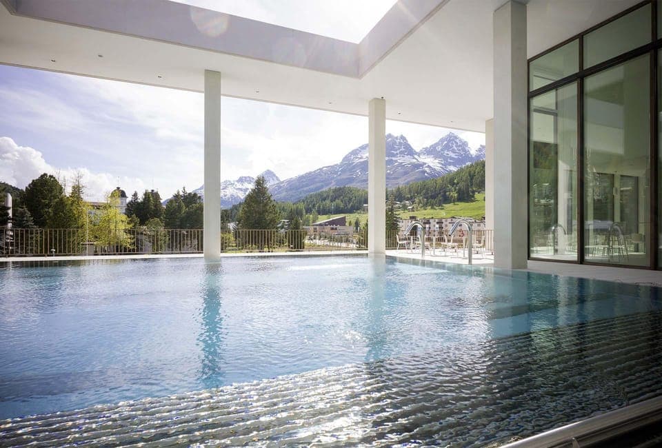 Swimming pool [outdoor]