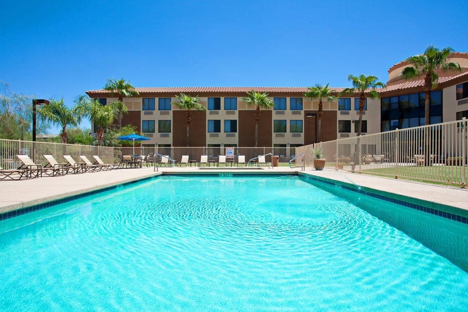 Swimming pool [outdoor]