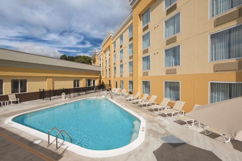 Swimming pool