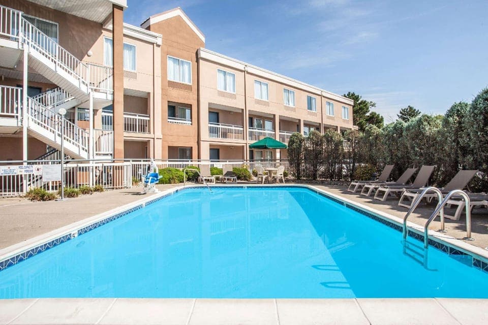 Swimming pool [outdoor]