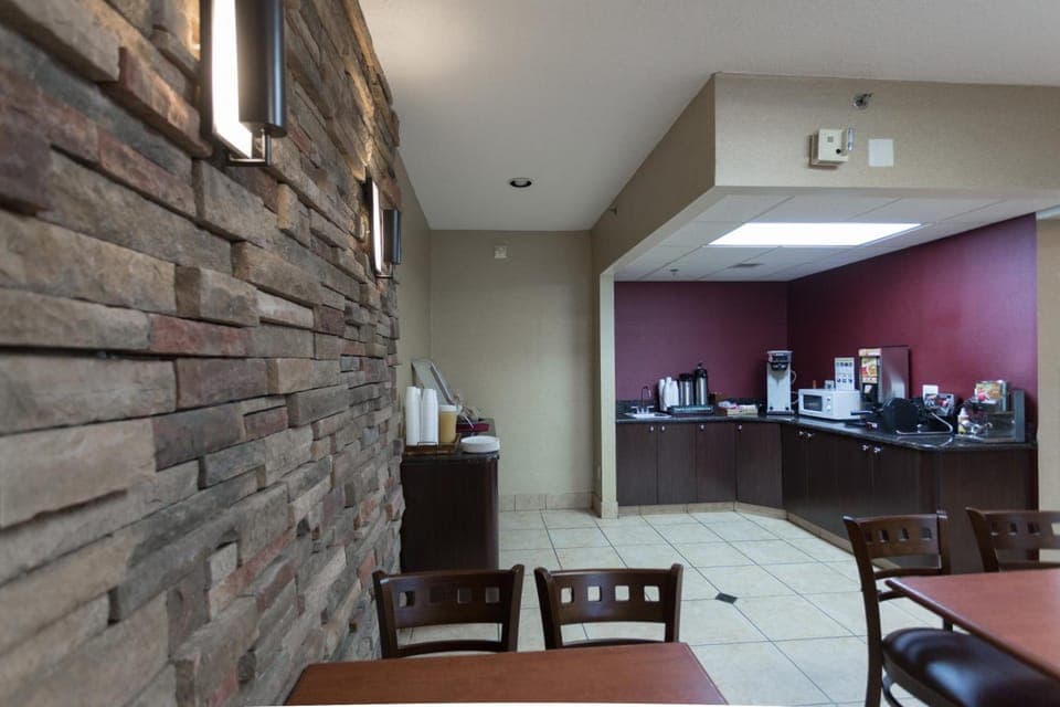 Travelodge by Wyndham Romulus Detroit Airport Hotel in Romulus