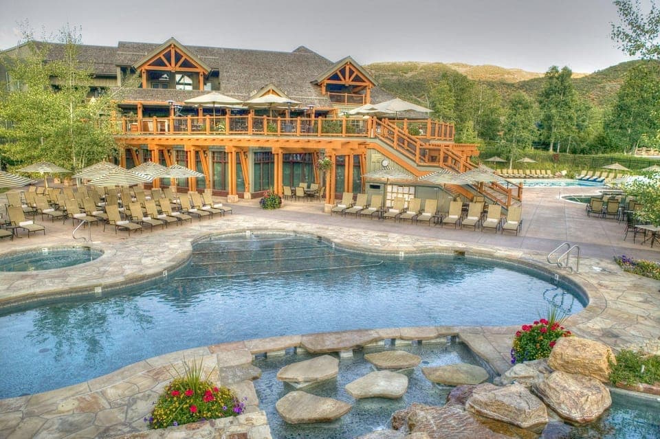 Swimming pool [outdoor]