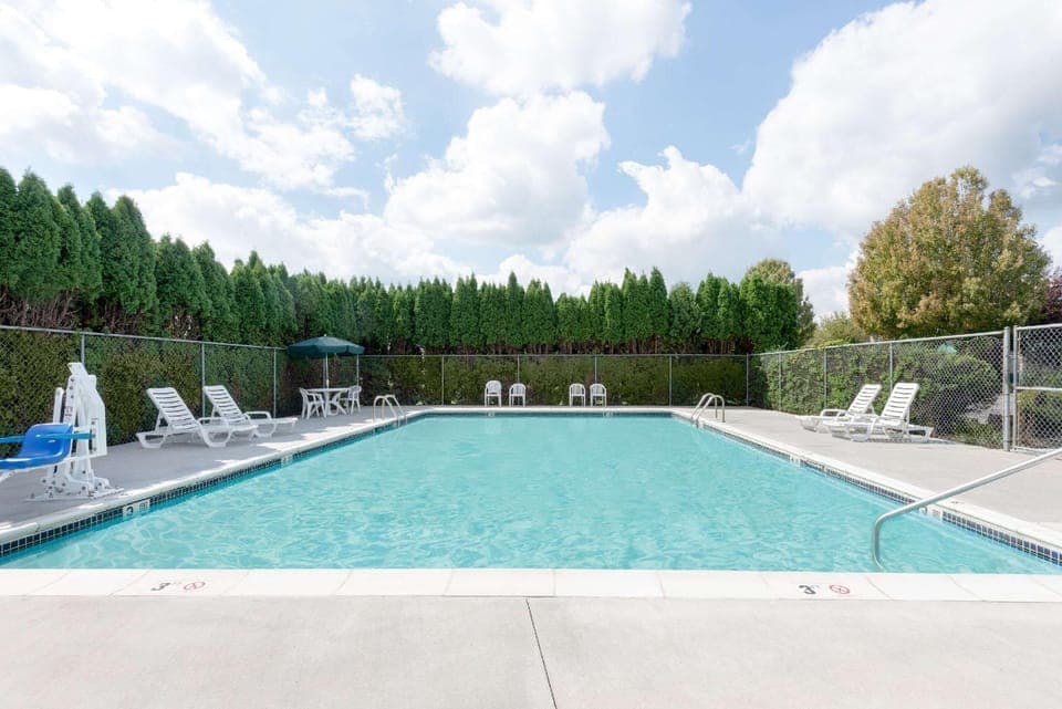 Swimming pool [outdoor]