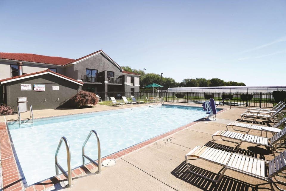 Swimming pool [outdoor]