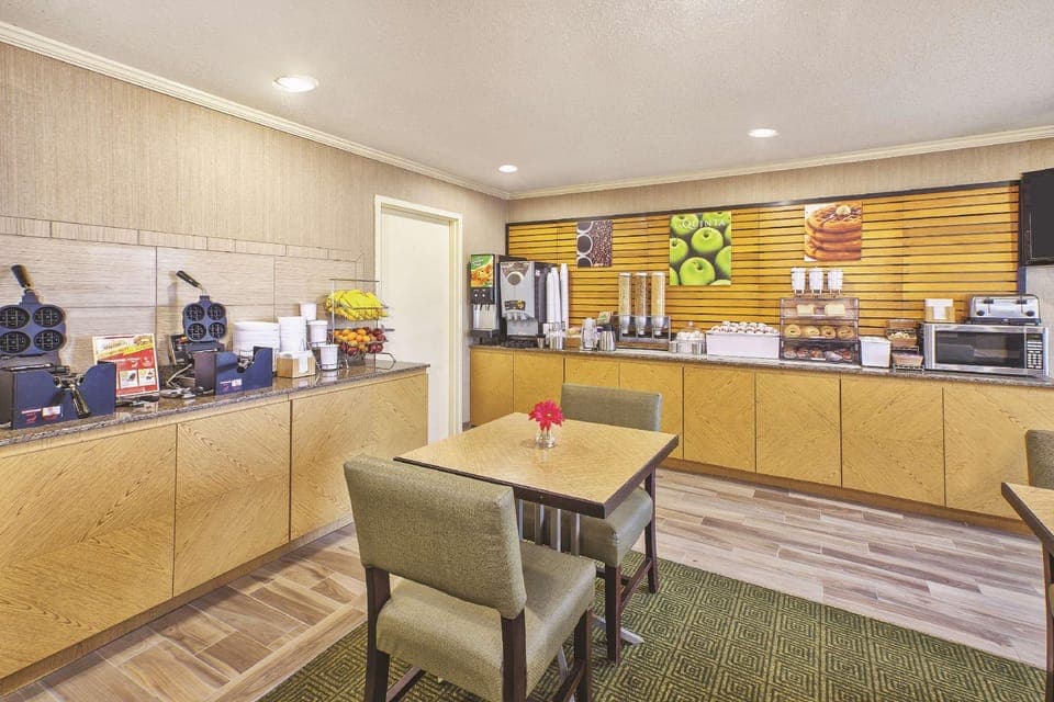 La Quinta Inn by Wyndham Toledo Perrysburg Hotel in Maumee