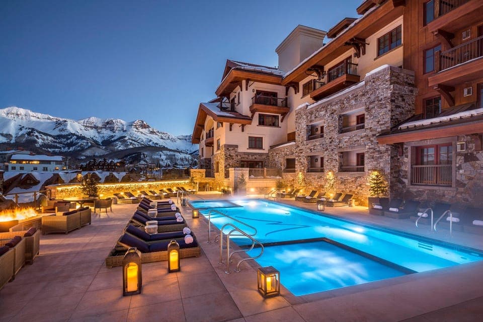 Swimming pool [outdoor]