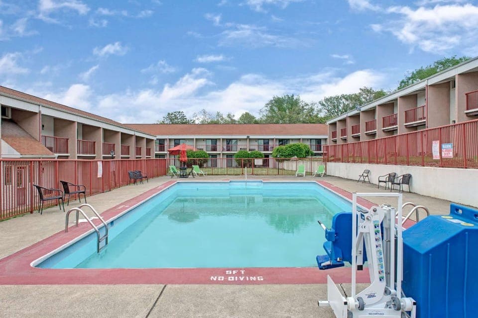 Swimming pool [outdoor]