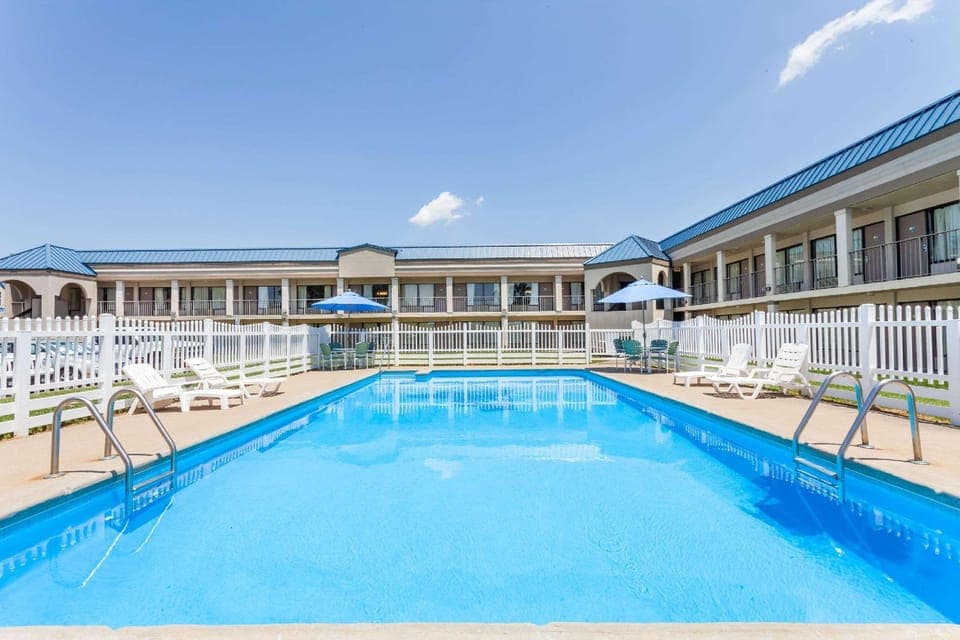 Swimming pool [outdoor]