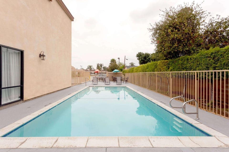 Swimming pool [outdoor]