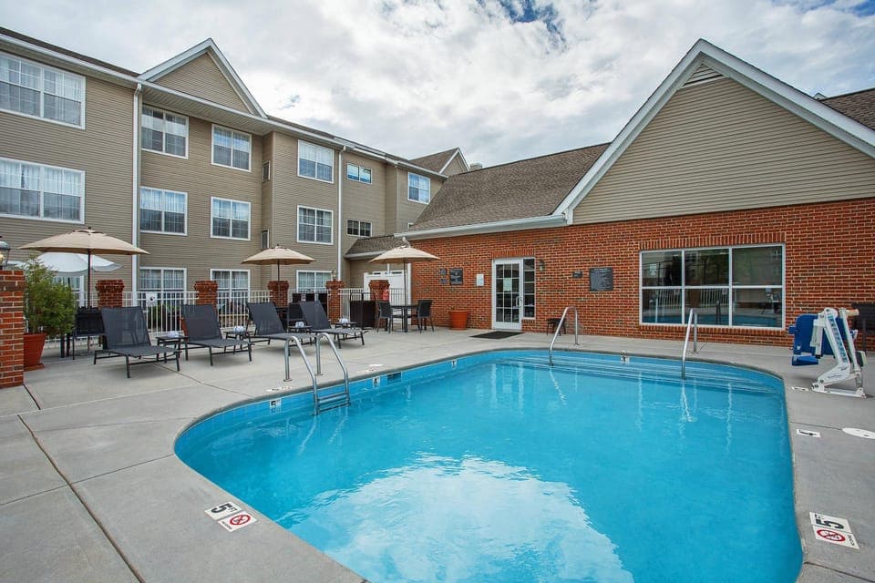 Swimming pool [outdoor]