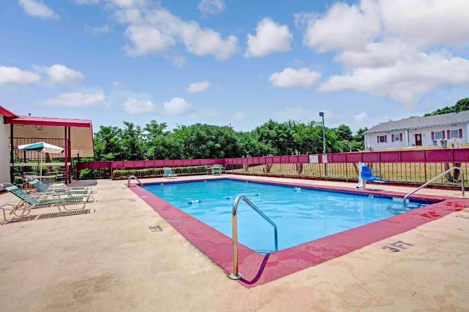 Swimming pool [outdoor]