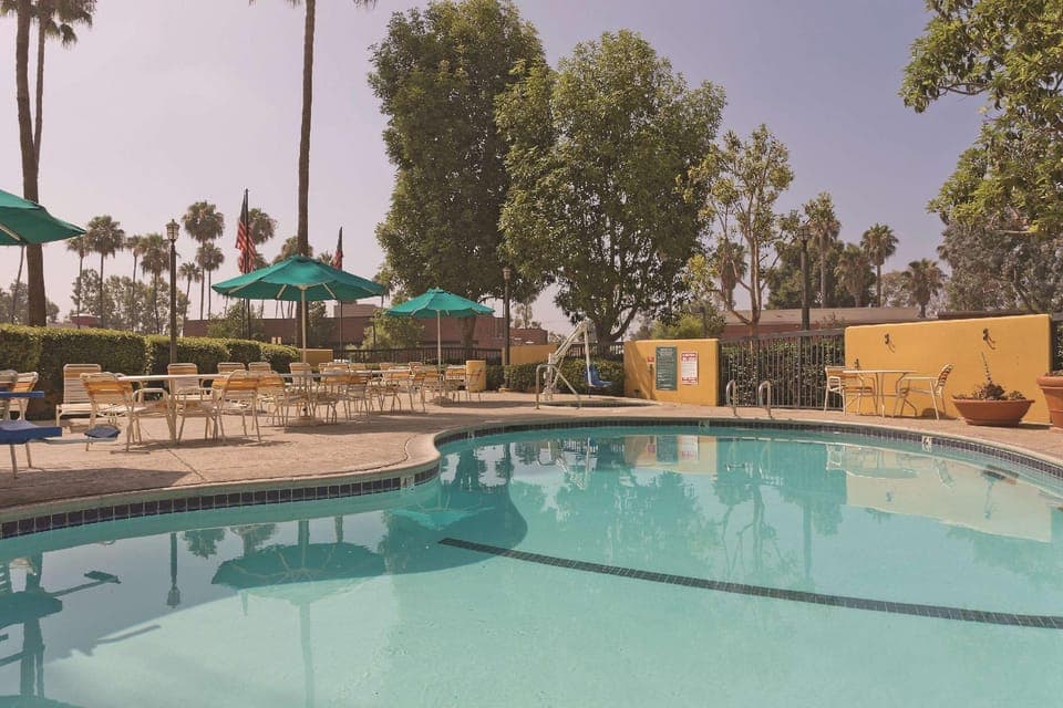 Swimming pool [outdoor]