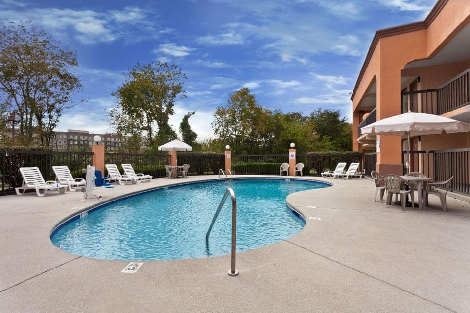 Swimming pool [outdoor]