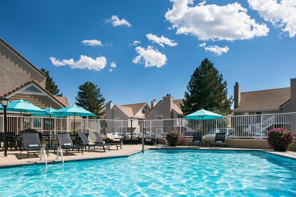 Swimming pool [outdoor]
