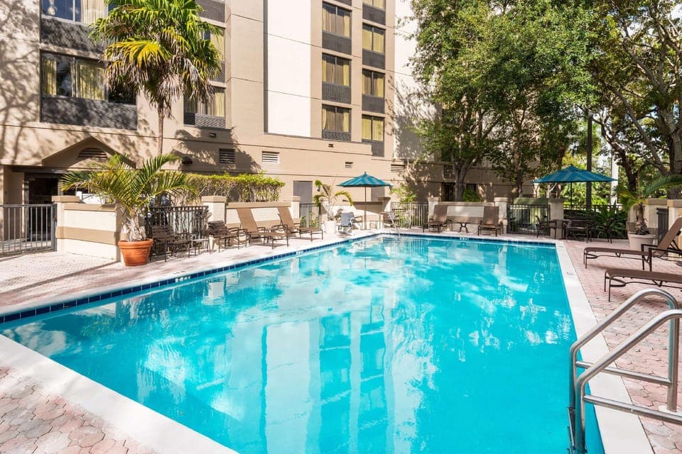 Swimming pool [outdoor]