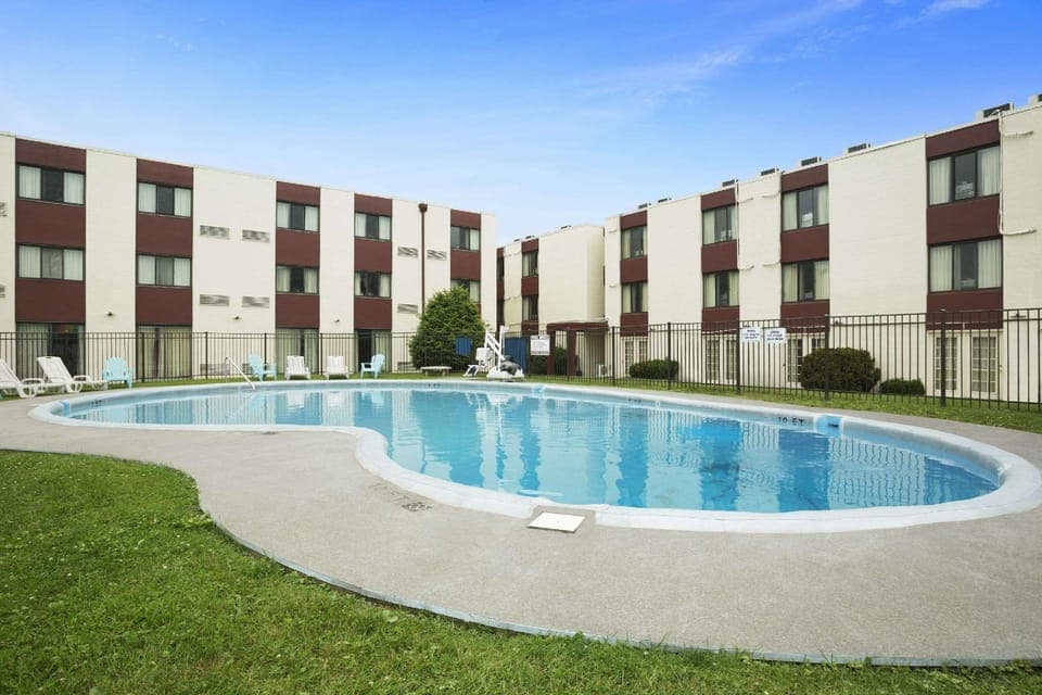 Swimming pool [outdoor]