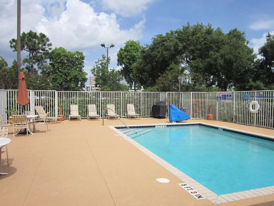 Swimming pool [outdoor]