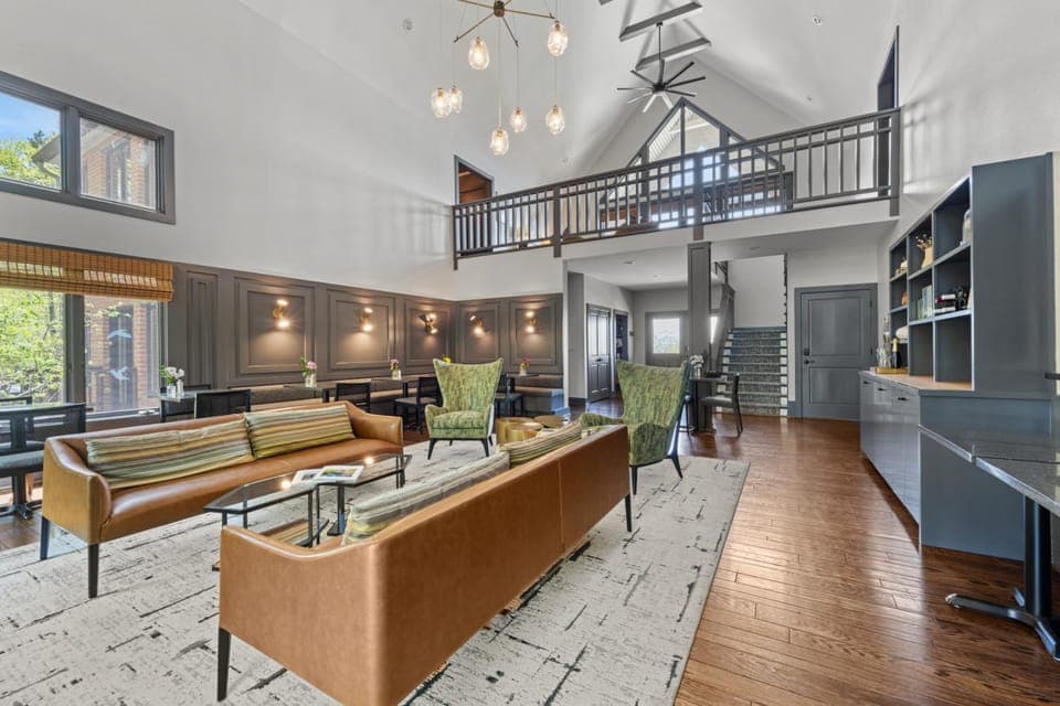 Iris Inn & Cabins Inn in Waynesboro