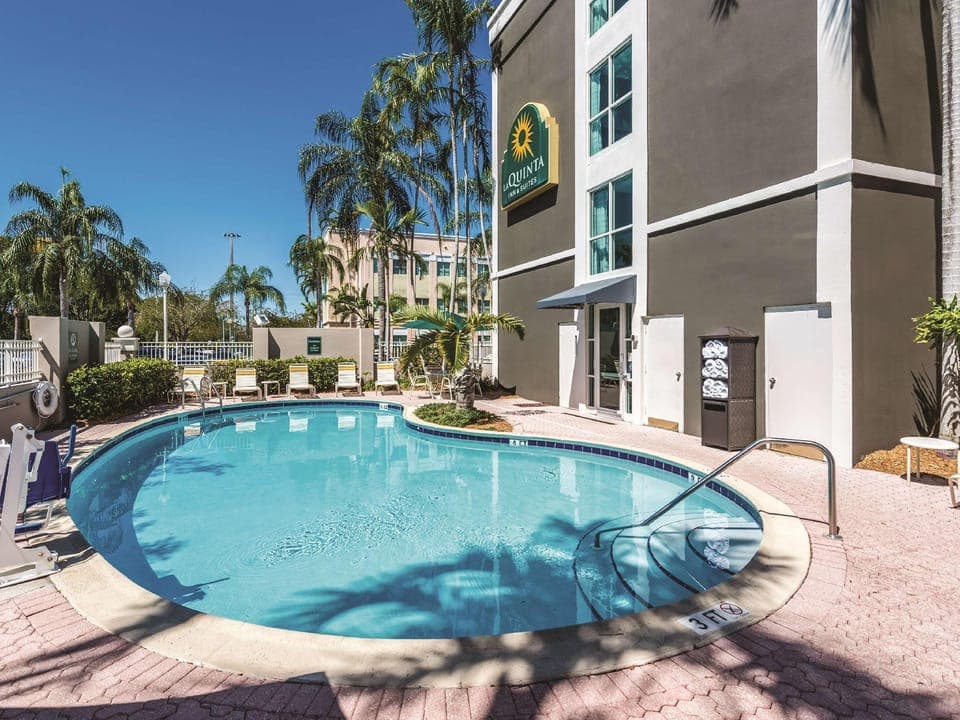 Swimming pool [outdoor]