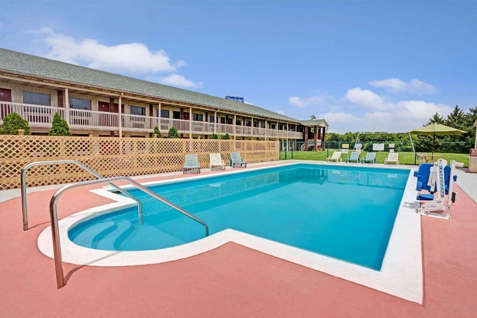 Swimming pool [outdoor]