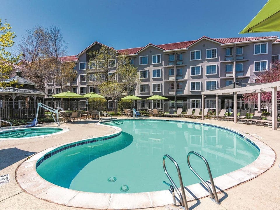 Swimming pool [outdoor]