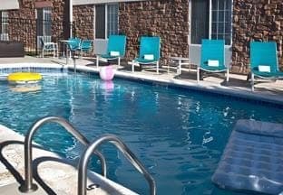 Swimming pool [outdoor]