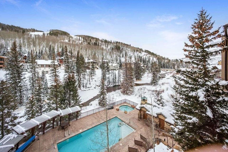 Swimming pool [outdoor]
