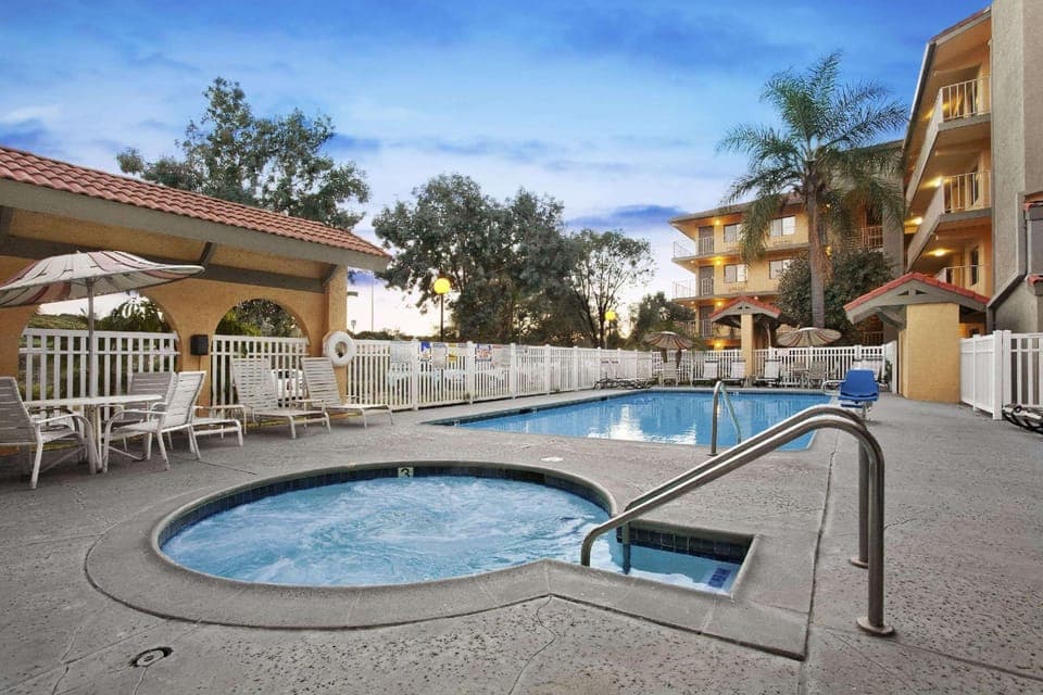 Swimming pool [outdoor]