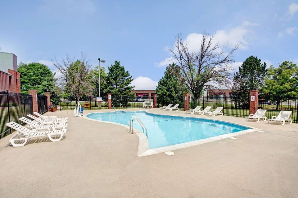 Swimming pool [outdoor]
