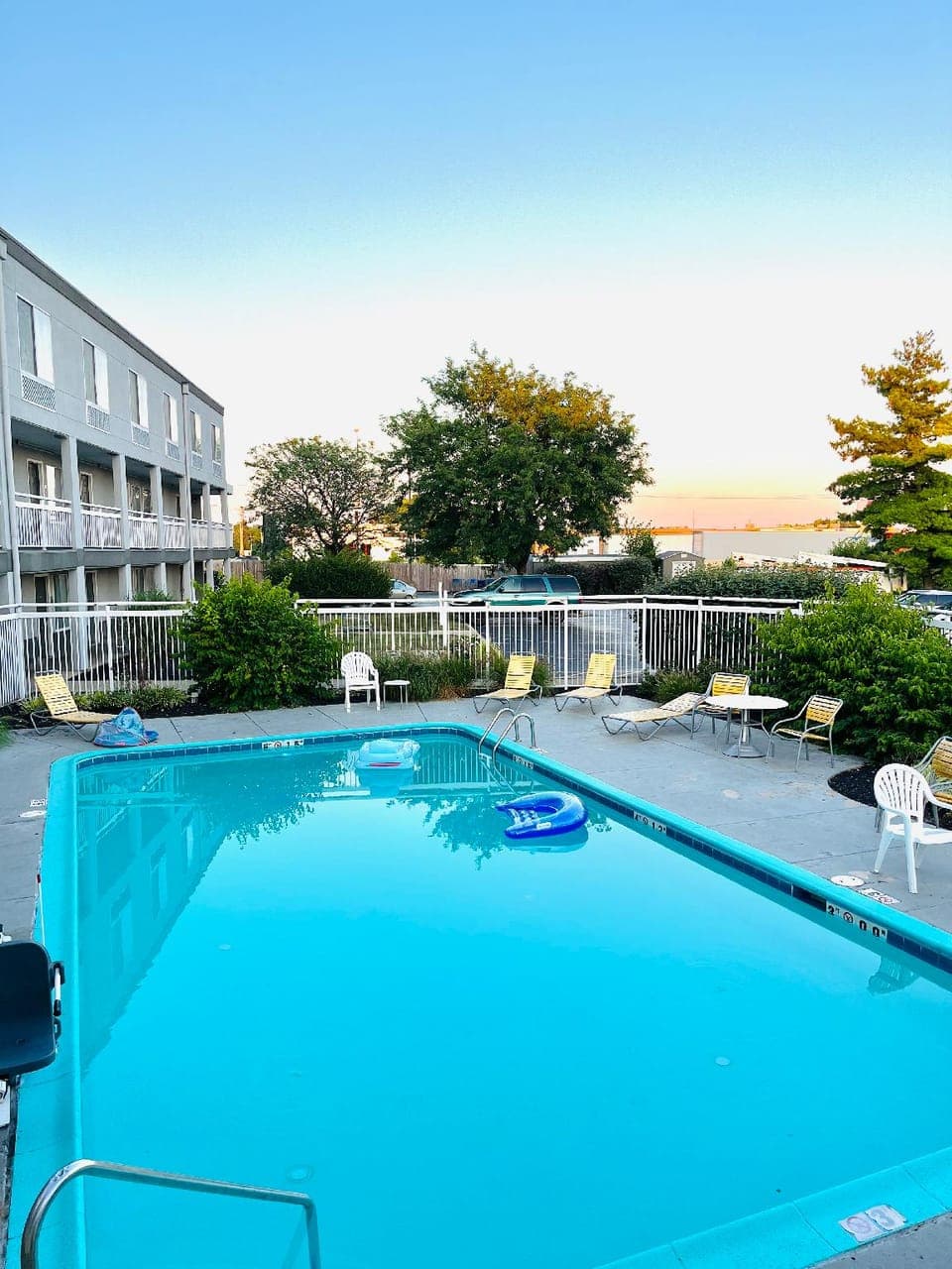 Swimming pool [outdoor]
