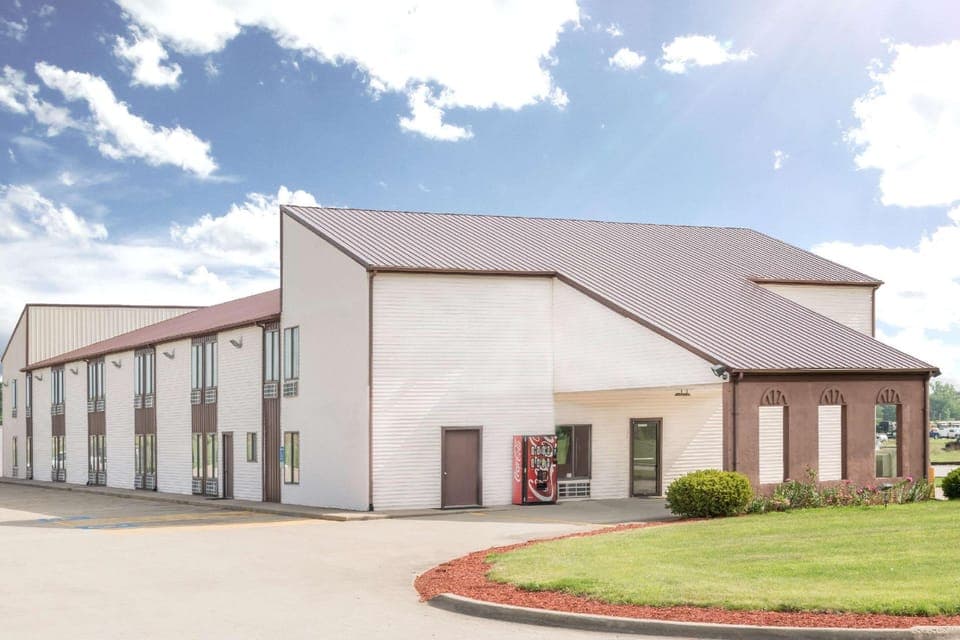 Super 8 By Wyndham Marshall Hotel in Indiana