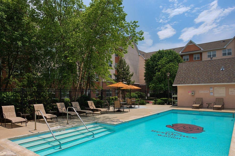 Swimming pool [outdoor]