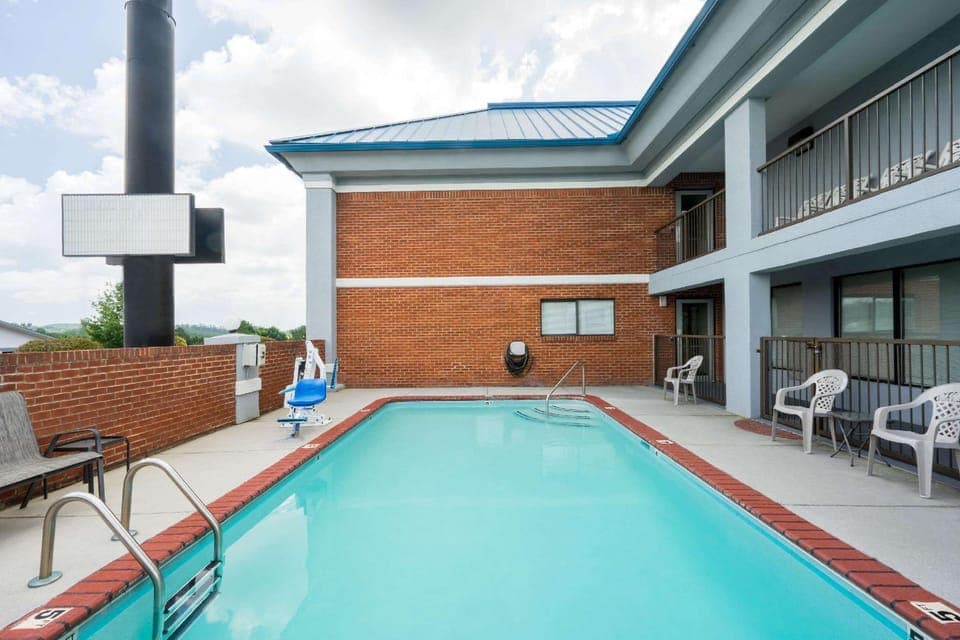 Swimming pool [outdoor]