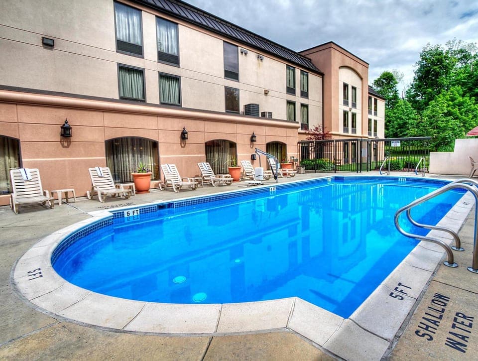 Swimming pool [outdoor]