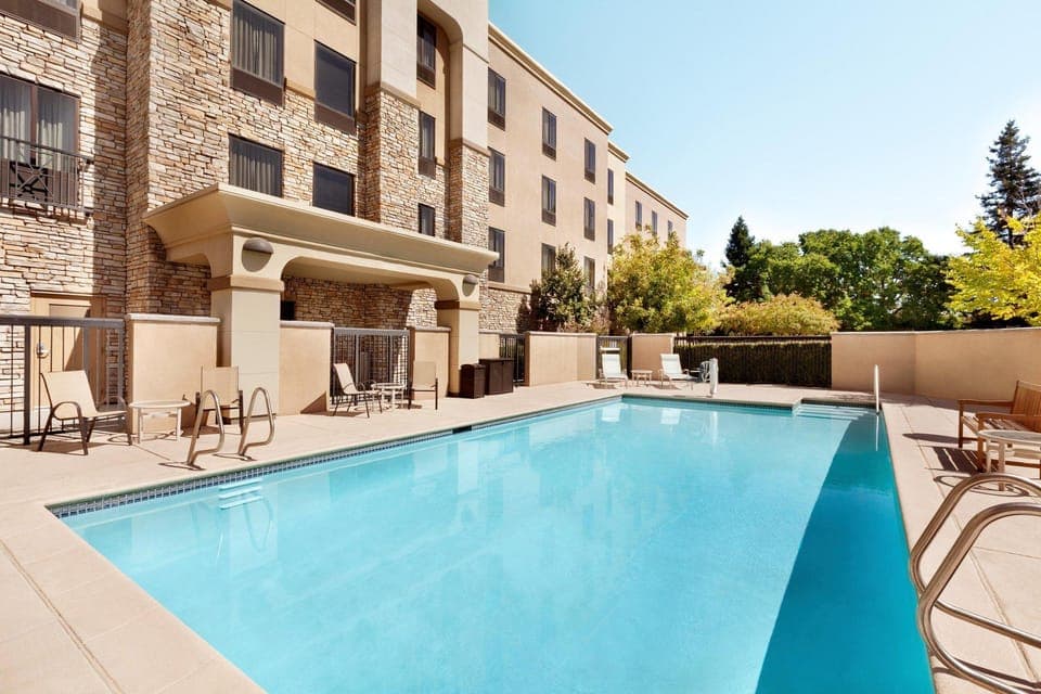 Swimming pool [outdoor]