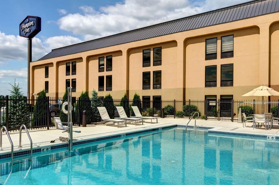 Swimming pool [outdoor]