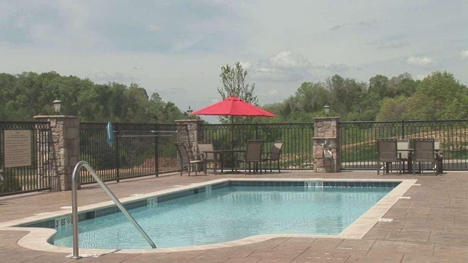 Swimming pool [outdoor]