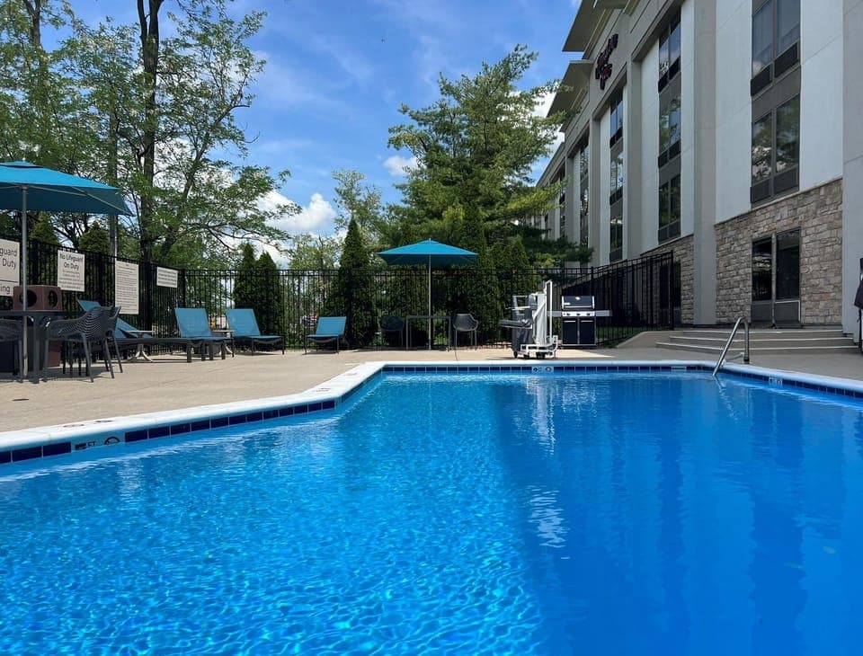 Swimming pool [outdoor]