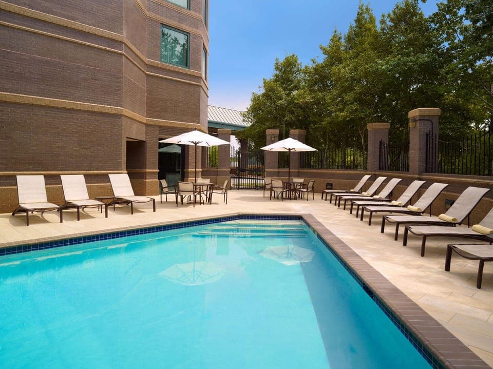 Swimming pool [outdoor]