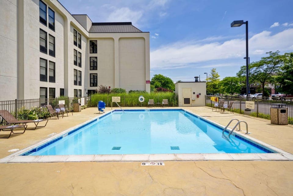 Swimming pool [outdoor]