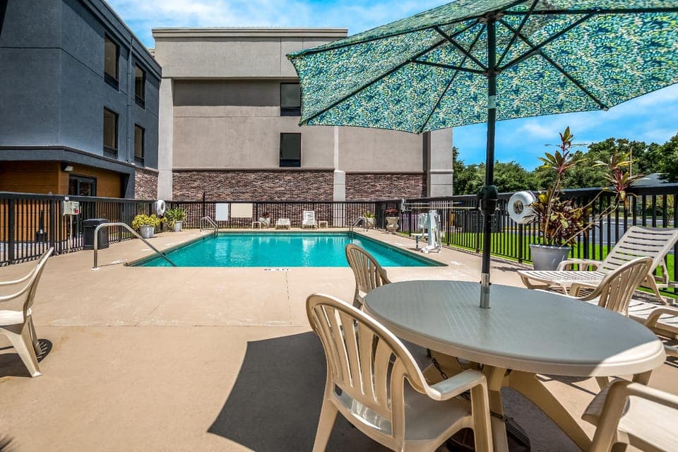 Swimming pool