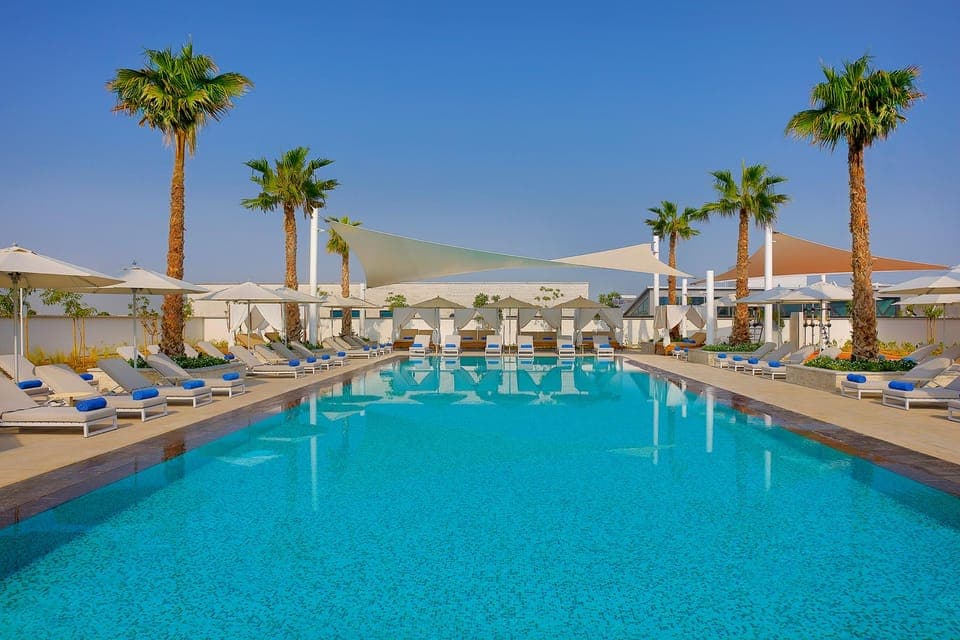 Swimming pool [outdoor]