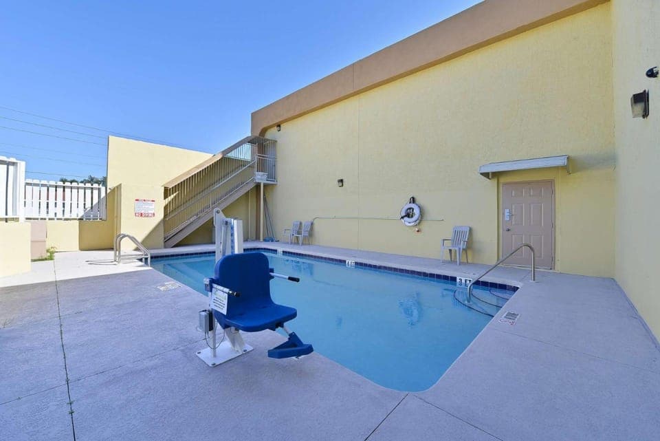 Swimming pool