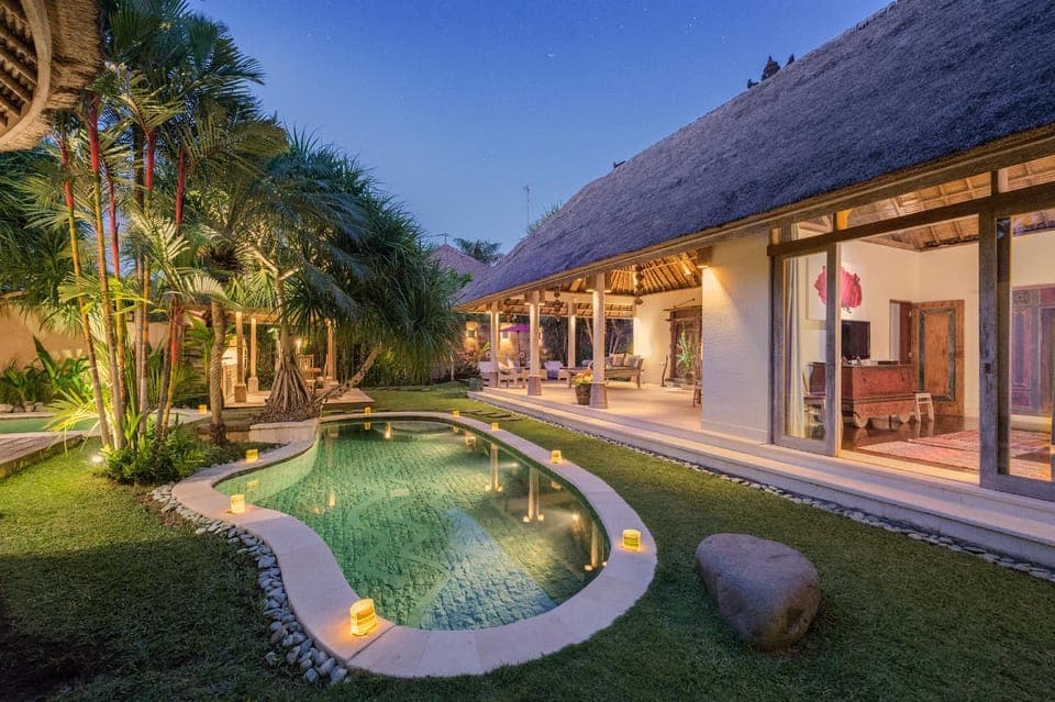 Swimming pool [outdoor]