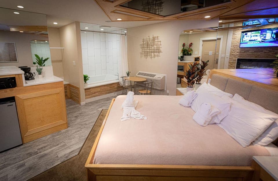 Sybaris Pool Suites Hotel in Downers Grove