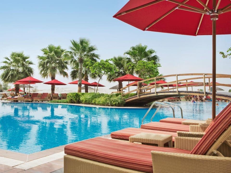 Swimming pool [outdoor]