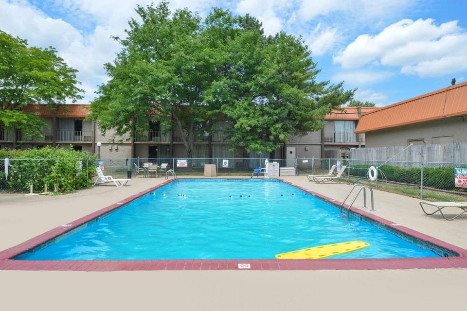Swimming pool [outdoor]