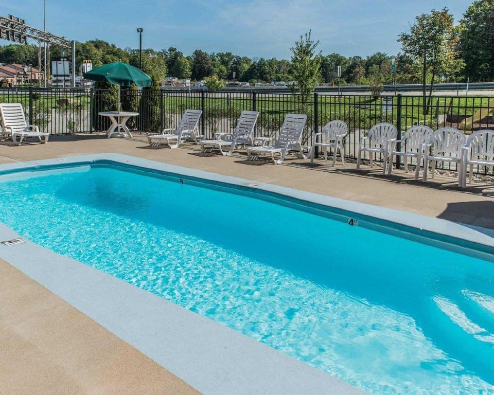 Swimming pool [outdoor]