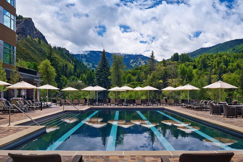 Swimming pool [outdoor]