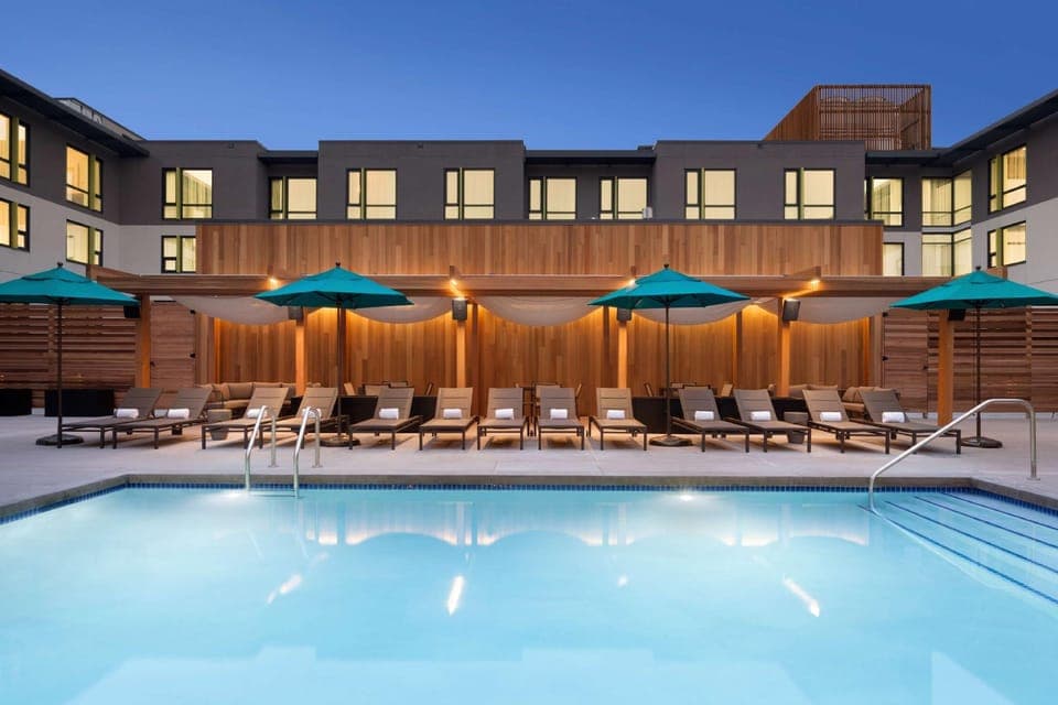 Swimming pool [outdoor]